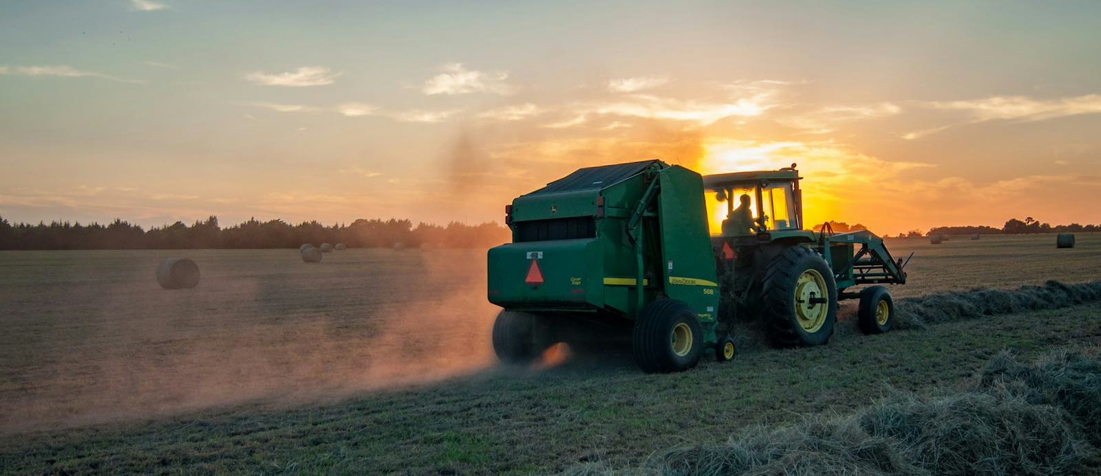 Uten bønder, ingen mat. Originalfoto: <a href="https://unsplash.com/@jediahowen?utm_content=creditCopyText&utm_medium=referral&utm_source=unsplash">av Jed Owen</a> fra <a href="https://unsplash.com/photos/green-farm-heavy-equipment-on-green-field-ajZibDGpPew?utm_content=creditCopyText&utm_medium=referral&utm_source=unsplash">Unsplash</a>   